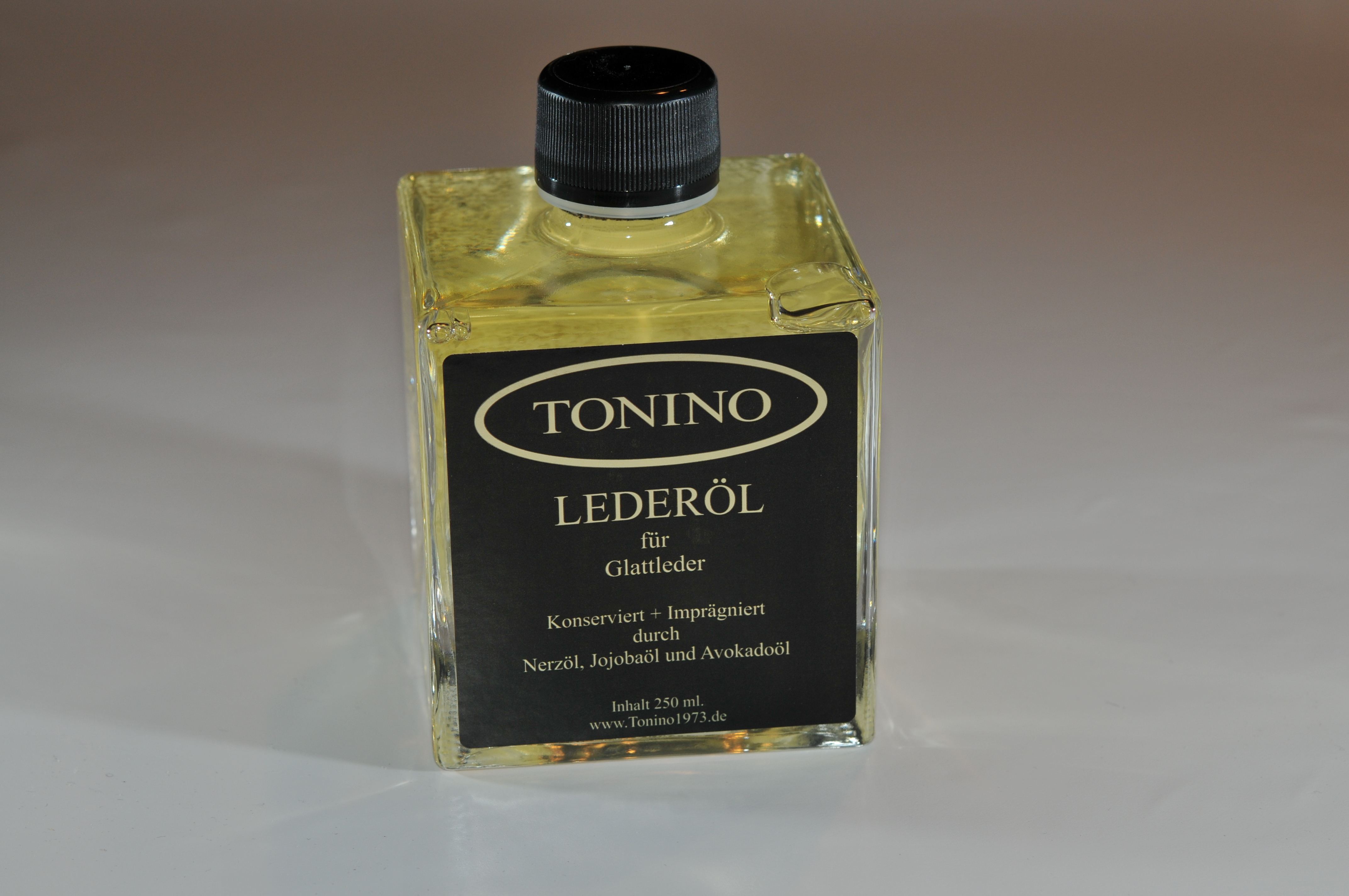 Lederöl 250 ml. stapelbar.